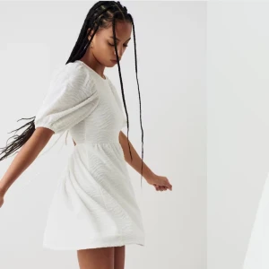 Vit sommarklänning 🌸 - Jättesöt klänning från Gina Tricot som inte säljs längre. 🤍 Aldrig använt då den sitter för tajt tyvärr. Nypris 399 och säljer för 200! Skriv om du har frågor eller funderingar. 🥰