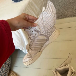 Jeremy scott x adidas - Så fina ”jeremy scott x adidas” skor som tyvärr är försmå för mig. Storlek: 38. 