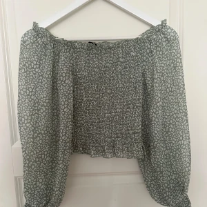 Blus/topp - Söt, grön topp som inte säljs längre för 199kr. Knappt använd 💚Öppen för prisförslag 🥰