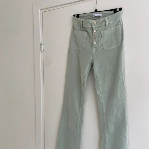 Gröna jeans  - Gröna lågmidjade bootcut jeans från zara med snygga fickor och knappar framtill💚💚