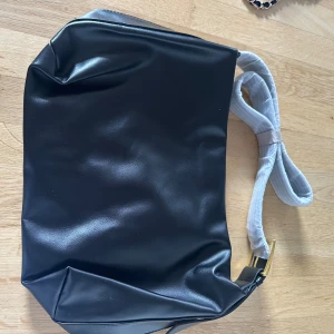 Väska - Fin väska som är helt ny i läder 