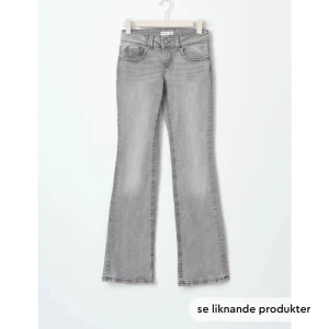 Grå jeans Gina Tricot  - Köptes 2023, dock knappt använda för dom e för korta för mig. Bra skick och storlek 164.