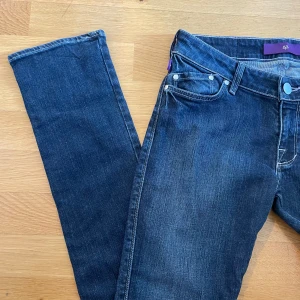 Victoria beckham jeans - Lågmidjade bootcut jeans från Victoria Beckham i storlek 29/35💕 Mörkblåa jeans som inte är tydligt använda. Säljer eftersom de var lite för små. Skulle mer säga att det är storlek 27 än 29. 