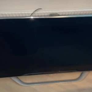 Tv 40-tum - 40 Tum TV i mycket bra skick, tv funkar som den ska utan några repor på skärmen . Tv kan även användas för gaming. Kabeln till tv:n ingår. Modellnummret på tv:n är UE40ES8005U, tv:n är 50/60 hz med pixlar på 1980x1080. Pris kan diskuteras!