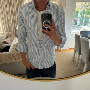 Ralph Lauren skjorta - Hej, säljer nu min fina Ralph Lauren skjorta storlek S slimfit. Den är i nyskick och kommer vara otroligt snygg i sommar. Nypris 1500kr! Vi kommer att sälja liknande produkter nu i sommar så glöm inte följa profilen!🌊🍾