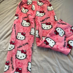 mysbyxor med hello kitty mönster  - lågmidjade mysbyxor med hello kitty mönster 