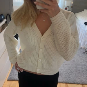 Kofta - Jättesöt vit kofta. Säljer billigare då den är sönder i ena ärmen. Det är på innersidan av ärmen som en slit, se bild. 