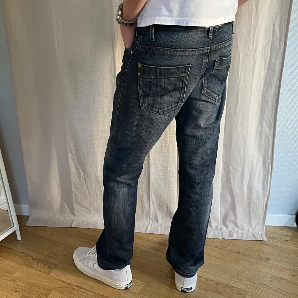 Säljer ett par riktigt schyssta jeans från Jack&Jones som är modell Rick Stitch. Byxan har en straight fit. Skick 9/10. Väldigt skön sliten färg. Nypris ca 900. Säljer för endast 149! Hör av er vid minsta fundering. . Jeans & Byxor.