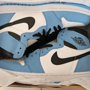 Nike jordan 1 university blue - Helt nya 10/10 skick aldrig använda! vid snabbaffär! Pris kan diskuteras !