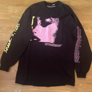Ariana Grande tröja  - En Ariana Grande tröja från HM. Den är använd men i bra skick. Finns i Halmstad 