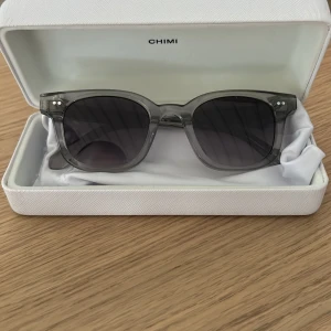 Chimi 02 - Säljer nu dessa glasögon då jag ej använder den längre. Använda sparsamt och är i nyskick. Säljer för 500kr, nypris 1350kr