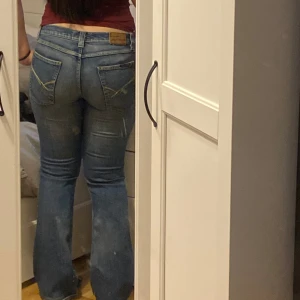  Denimbirds Bootcut Jeans - Vintage Bootcut Jeans från märket Denimbirds, använder stl 38/M i jeans och skulle säga att det passar stl (36/S) pga att dem sitter tajt på mig. Midja runt om: 82 cm ,Innerben: 75cm, Längden: 96cm Skriv via dm vid funderingar! Använd gärna köp nu 🫶💕