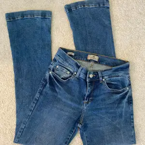 Säljer dessa snygga LTB jeans, lågmidjade och bootcut! Storlek W26 L30, jag är 167cm lång! Aldrig använt mer än en gång!  Nypris ligger på 600kr säljer för 350kr, har även ett par ljusare till salu! Dm för fler svar på frågor!💕