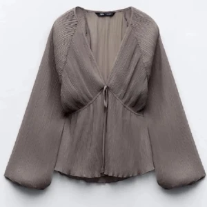 Zara blus - Supersnygg zara blus som inte säljs längre. Aldrig använt med prislappen kvar 💗(pris kan diskuteras)