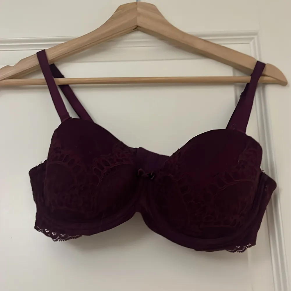 En balconette bh från Hunkemöller i storlek 75D. . Övrigt.