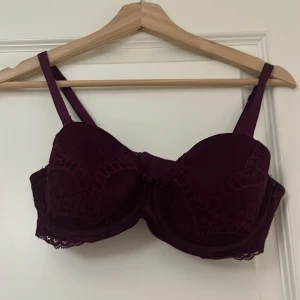 Bh - En balconette bh från Hunkemöller i storlek 75D. 