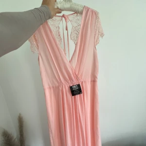 Helt ny Nelly klänning  - Säljer en superfin klänning från Nelly som passar perfekt till bal eller likande som tyvärr aldrig kommit till användning. Strl 42 och som ni ser på bild finns frf lapp kvar. Hör av er vid frågor/fler bilder💕