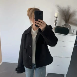 Kappa - Säljer denna sjukt fina kappa. Perfekt nu till hösten!! I bra skick dock lite nopprig men inget man tänker på. Slutsåld på hemsidan!! Öppen för prisförslag 