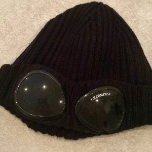 C.P. COMPANY mössa svart - C.P. COMPANY MÖSSA. Köpt på Wallenbergs för 1200kr bra skick pris kan diskuteras👍