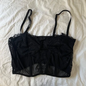 Spelstopp från SHEIN  - Säljer en skitsnygg spetstopp från SHEIN som tyvärr inte passade. Strl xs men passar s. Hör av er vid frågor/funderingar🥰