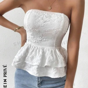 Vit topp - Jag säljer denna jättefina vita toppen som jag nyligen köpte från Shein, toppen är aldrig använd (endast vid provning). Säljer eftersom att jag inte använder den.