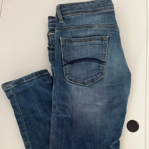 Tommy Hilfiger jeans - Marinblå Tommy Hilfiger lågmidjade skinnyjeans i storlek 176/27w. Jeansen är i gott skick