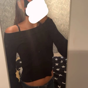 Axel tröja - Jätte fin tröja som jag har vuxit ur, tröjan har inga skador.