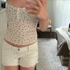 Superfint linne💕 - Vitt linne med röda små blommor på, perfekt till sommaren!!💕💕