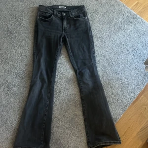 Low waist bootcut jeans  - Säljer dessa jeans då de är för små för mig nu, använda ett antal gånger💕