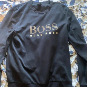 HUGO BOSS Sweatshirt - Fin Hugo boss sweatshirt. Använd väldigt få gånger då den är lite för liten köpt för 1300kr på NK i göteborg