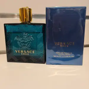 Säljer min versace eros parfym då jag inte tyckte doften passade mig, parfymen har en otroligt fräsch doft överlag och ger ett bra helhetsintryck bland folk!