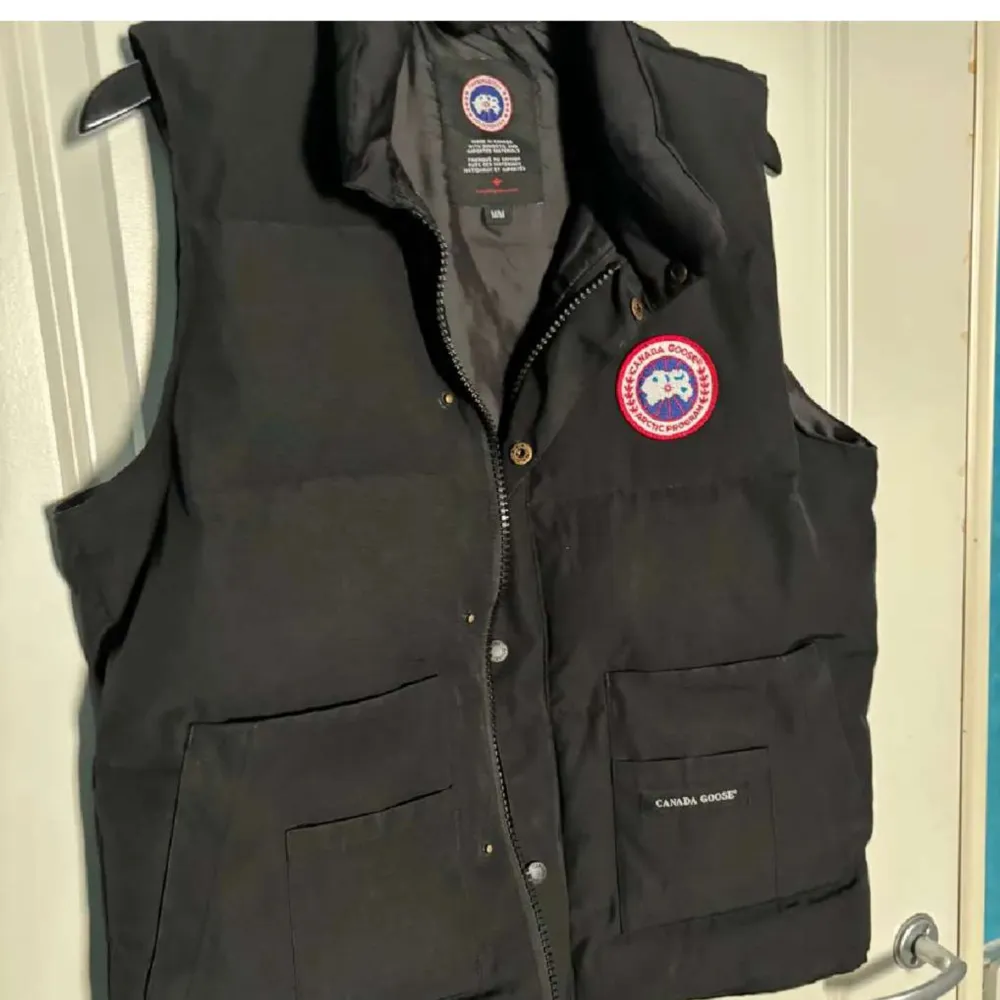 En nästan helt ny Canada goose väst i perfekt skick. Använd fåtal gânger och är storlek M.. Jackor.