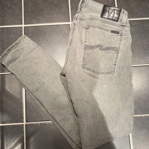 Nudie jeans - Tjena säljer dessa feta nudie jeans i nice färg. Storlek 34/32. Modellen på bilden e runt 180/181 och väger 69/70 kg lite stora i rumpan på modellen.