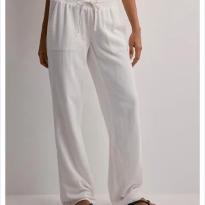 Nelly low waist linen pants - Endast testade🤗 därav ser de exakt ut som på bilden då jag inte har använt dem. Lite mindre i storleken 
