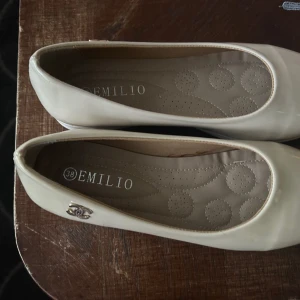 EMILIO Loafers  - Den har några bruna strek på den men det sins inte så mycket 