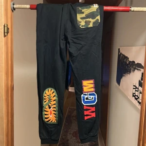 Bape mjukisbyxor - Står att det är M men skulle säga att det är närmare S