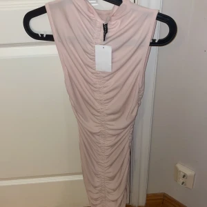 ruched dress - Ny klänning aldrig använd  Märke:Hm