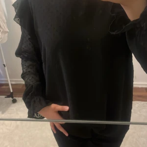 Blus  - Blus som har genomskinliga armar och är super söt 
