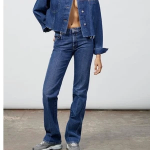Söker Jeans Zara Mid Rise  - Hej! Söker dessa i storlek 38! Hör av dig!  Namn: jeans zw the ness full length