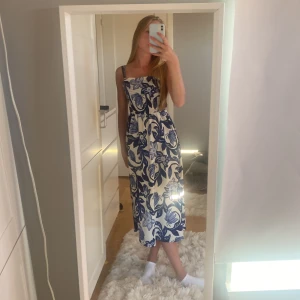 klänning/långkjol från hm 💘 - Hejj, nu säljer jag denna vackra klänningen från hm! den har används en gång och kan användas som både långkjol och klänning 💞💞💞köpt för 299kr