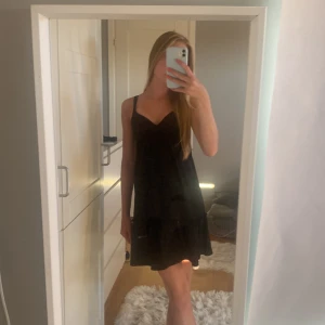 svart klänning - hejj säljer denna svarta miniklänningen från hm! Köpt förra året men den är jättepopulär nu! 💘 använd ca 2 ggr och nypris 329kr