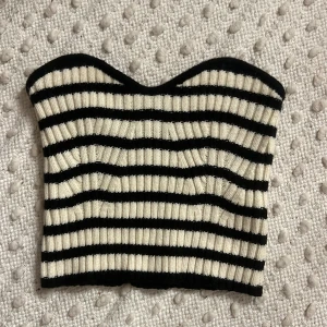 Randig tubtopp  - Fin randig tubtopp Storlek S Vill bara bli av med! 40kr