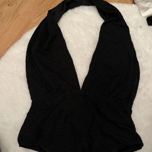 Svart body - En jätte fin svart body med glitter på i storlek S.  Knappt använd. 