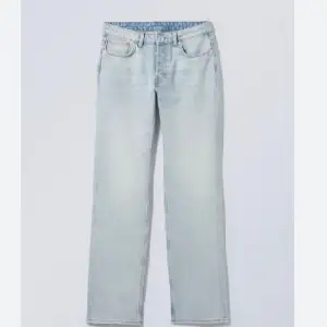 Säljer mina super snygga Weekday jeans då de har blivit för små! De är i ett mycket bra skick utan defekter🌟🌟Ordinarie pris 590 kr🤍                                                                                     • Modell - Pin Mid Straight Jeans 