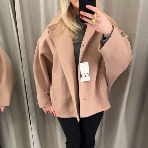 Beige kappa - Superfin helt ny kappa från zara, köpt för 1700. Storleken är xxxs-s men sitter som en oversized s❤️‍🩹