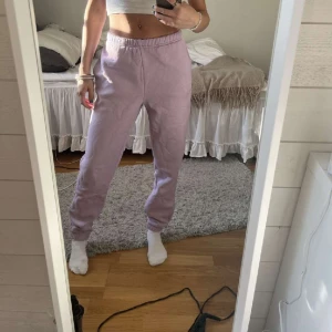 Fina Tricot Mjukisbyxor - super sköna mjukisbyxor från gina tricot i en fin pastellila färg💜 säljer även matchande tröja till🤩🤩 