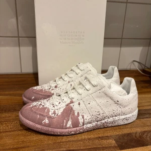 Maison Margiela skor - Jag säljer dessa ruskigt feta Maison Margiela skor. Skorna är HELT NYA. Dom är 100% oanvända. Nypris på dessa ligger runt 6500. Storleken är 42 Hör av vid frågor eller funderingar!😊