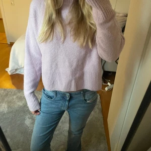 Stickad tröja  - Lila stickad tröja från other stories, storlek s. Endast använd 3 gg, och säljer för den ej kommer till användning 
