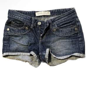 Jättesnygga korta jeans shorts från Gina denim, säljs inte längre, inga defekter 
