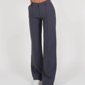 Mörkgråa kostymbyxor  - Säljer dessa supersnygga grå kostymbyxor från Venderby’s🫶 Säljer då de känns för stora så de kommer därav inte till användning längre.   Byxorna är något noppriga på baksidan vid linningen.  Nypris 670kr  (bild 1 är lånad från venderbys.dk)